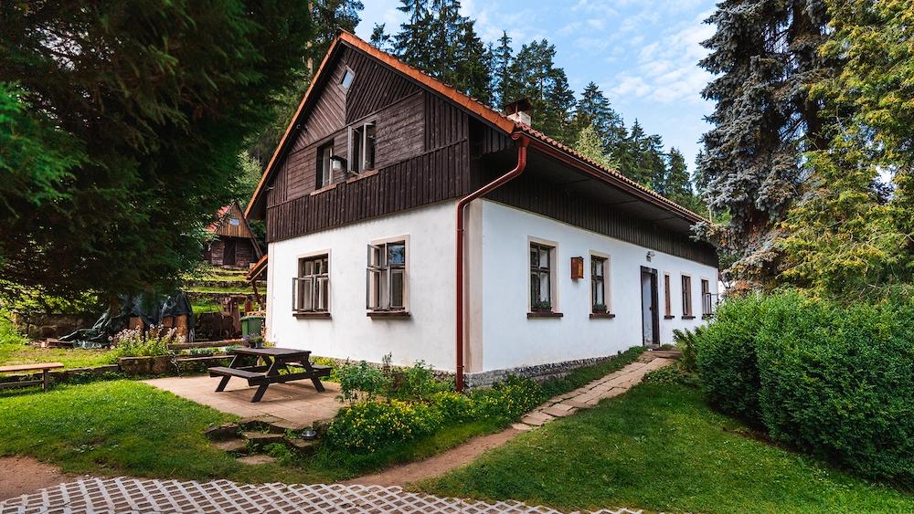 View of the cottage and seating area