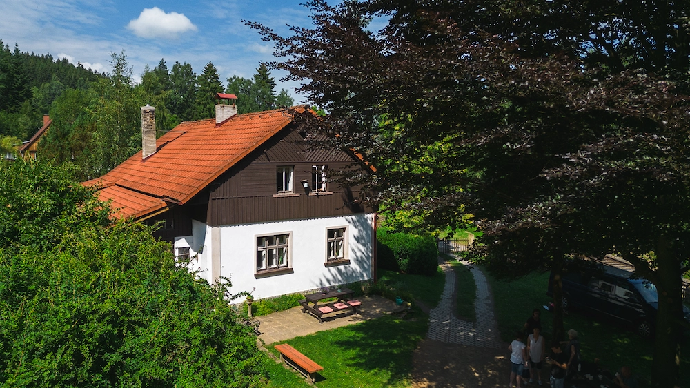 Pohled na štít chalupy