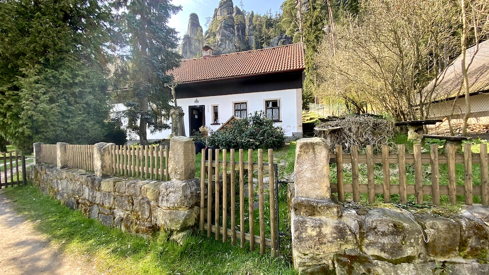 Pohled na chalupu z ulice